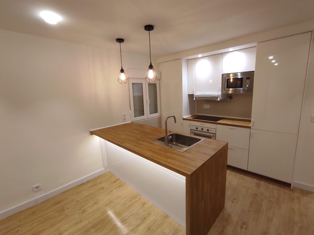Cocina y salón reformados en Pozuelo de Alarcón